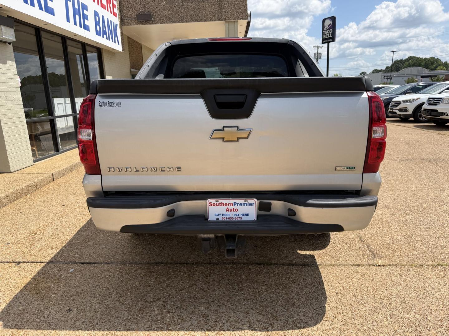 2011 SILVER CHEVROLET AVALANCHE LS (3GNMCEE08BG) , located at 922 W. Beacon St., Philadelphia, MS, 39350, (601) 650-3675, 32.770447, -89.127151- Photo#4