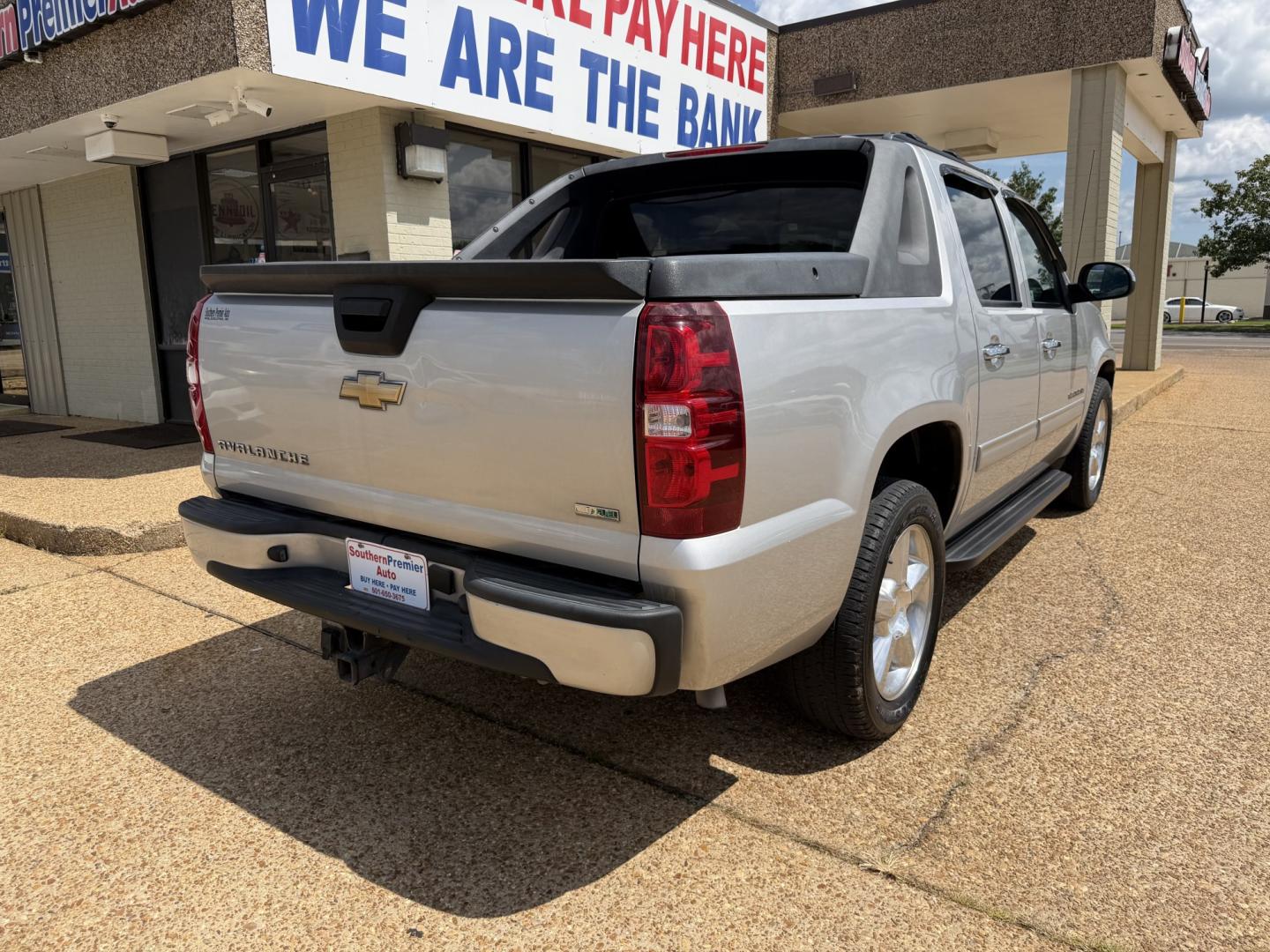 2011 SILVER CHEVROLET AVALANCHE LS (3GNMCEE08BG) , located at 922 W. Beacon St., Philadelphia, MS, 39350, (601) 650-3675, 32.770447, -89.127151- Photo#5