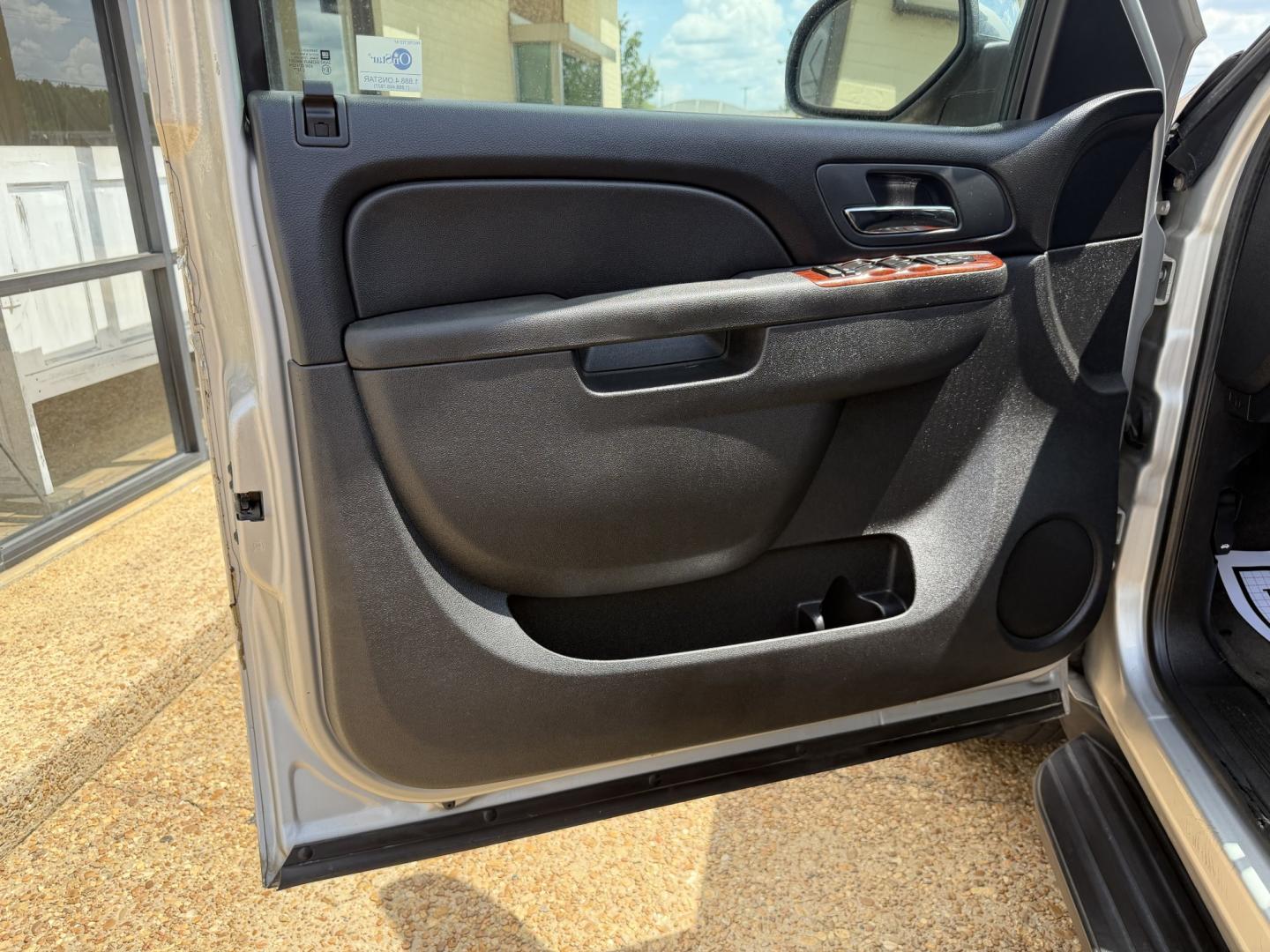 2011 SILVER CHEVROLET AVALANCHE LS (3GNMCEE08BG) , located at 922 W. Beacon St., Philadelphia, MS, 39350, (601) 650-3675, 32.770447, -89.127151- Photo#8