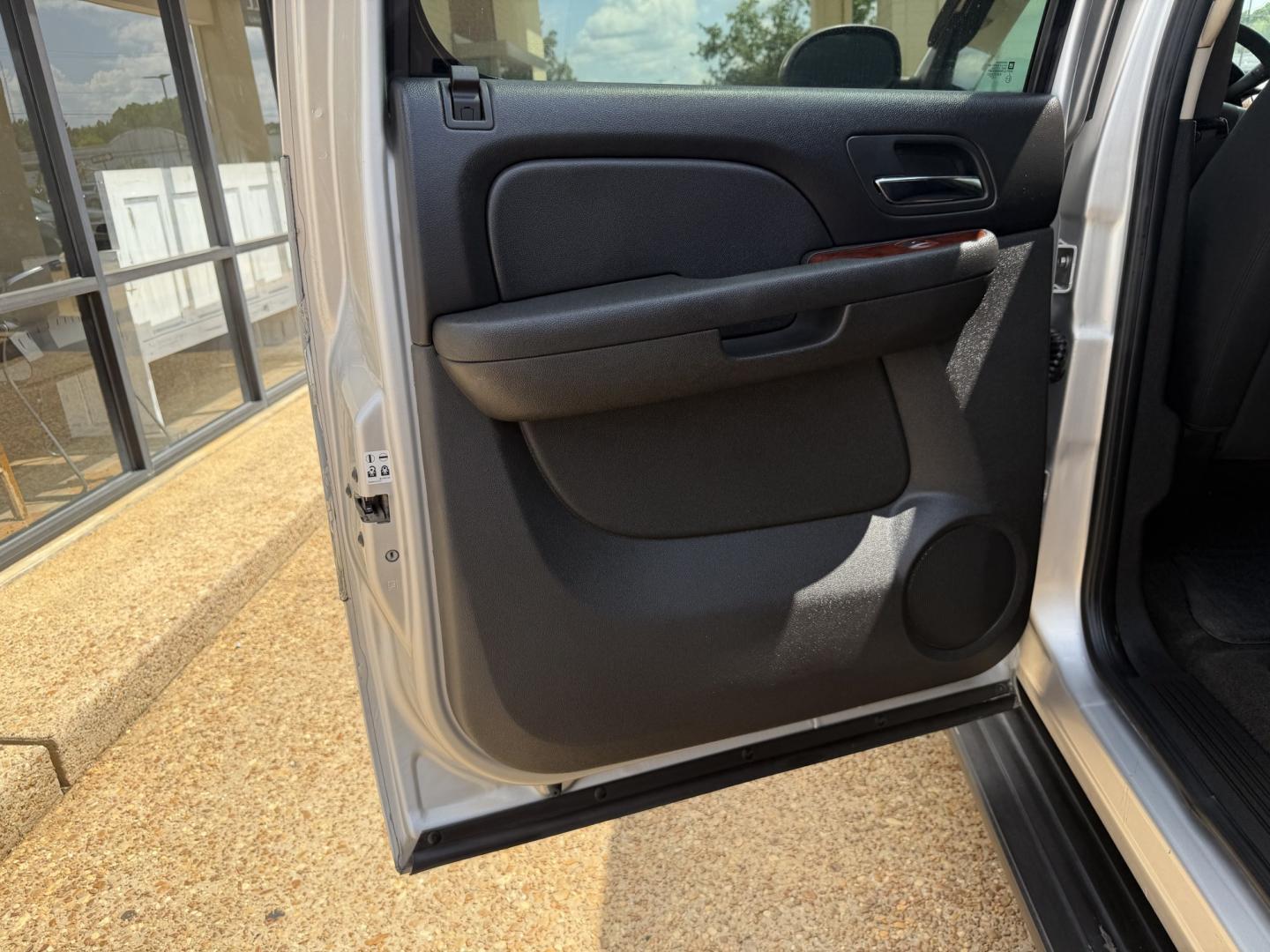2011 SILVER CHEVROLET AVALANCHE LS (3GNMCEE08BG) , located at 922 W. Beacon St., Philadelphia, MS, 39350, (601) 650-3675, 32.770447, -89.127151- Photo#12