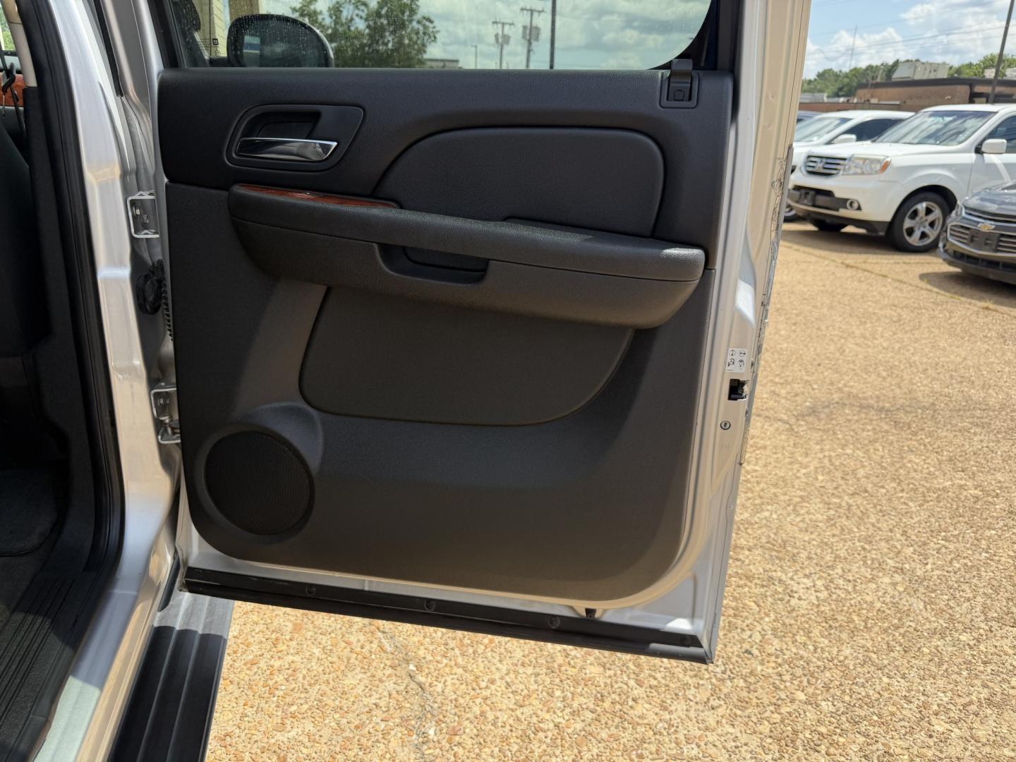 2011 SILVER CHEVROLET AVALANCHE LS (3GNMCEE08BG) , located at 922 W. Beacon St., Philadelphia, MS, 39350, (601) 650-3675, 32.770447, -89.127151- Photo#15