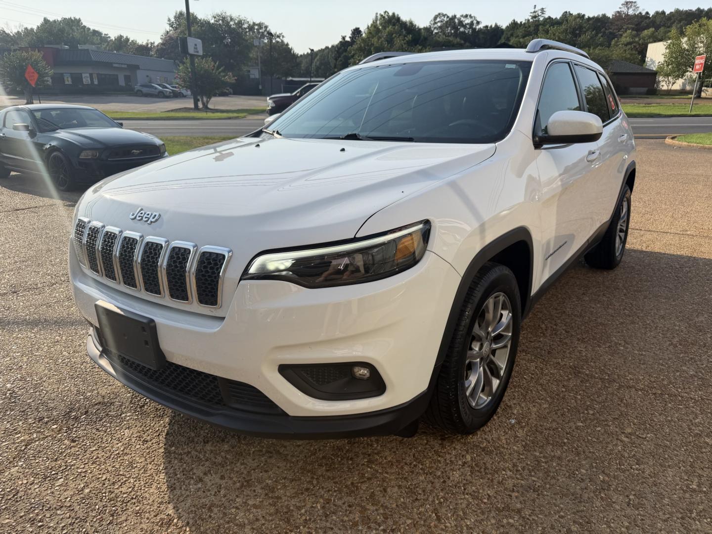 2019 WHITE JEEP CHEROKEE LATITUDE PL (1C4PJLLX3KD) , located at 922 W. Beacon St., Philadelphia, MS, 39350, (601) 650-3675, 32.770447, -89.127151- Photo#2