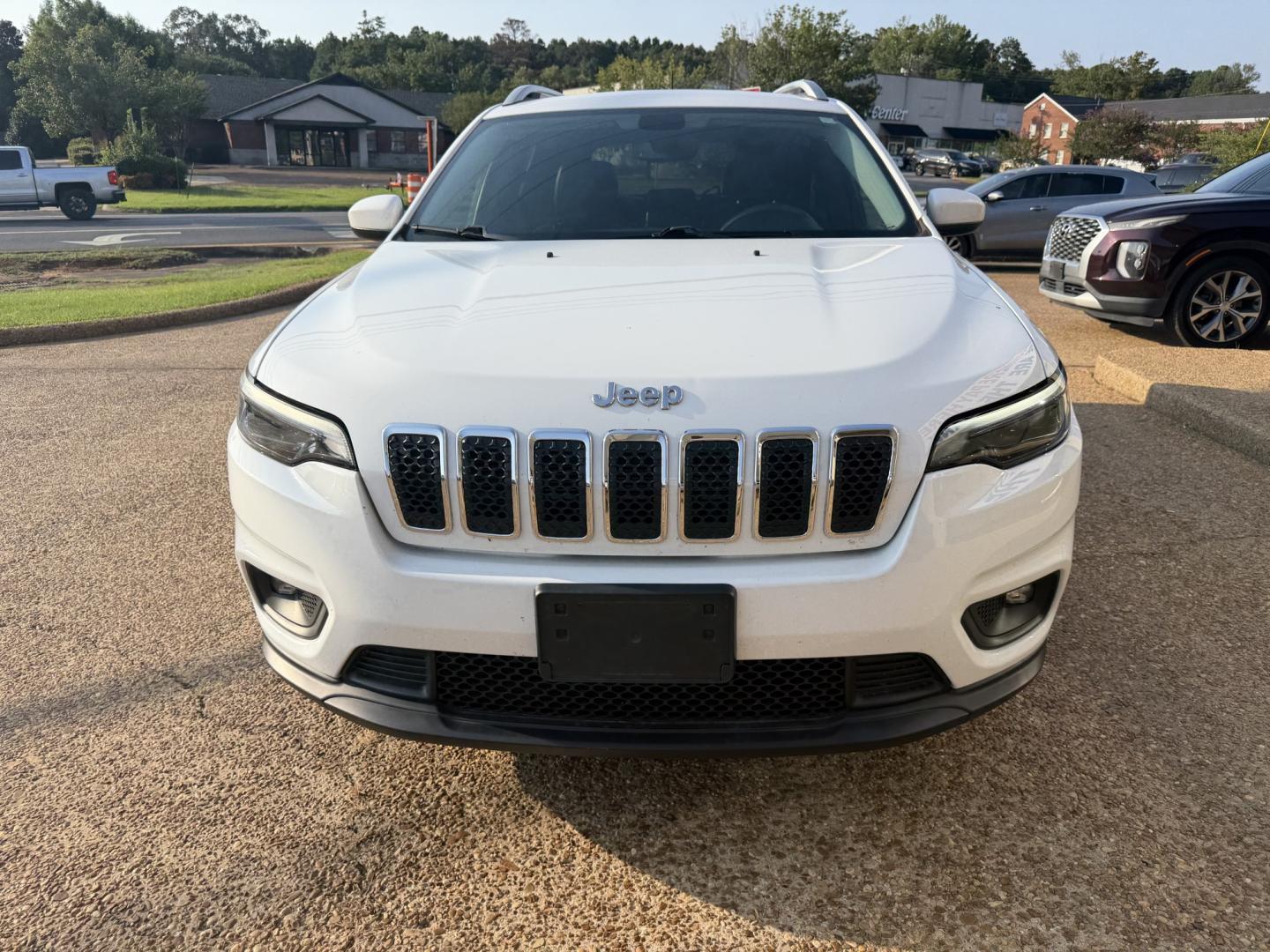 2019 WHITE JEEP CHEROKEE LATITUDE PL (1C4PJLLX3KD) , located at 922 W. Beacon St., Philadelphia, MS, 39350, (601) 650-3675, 32.770447, -89.127151- Photo#1