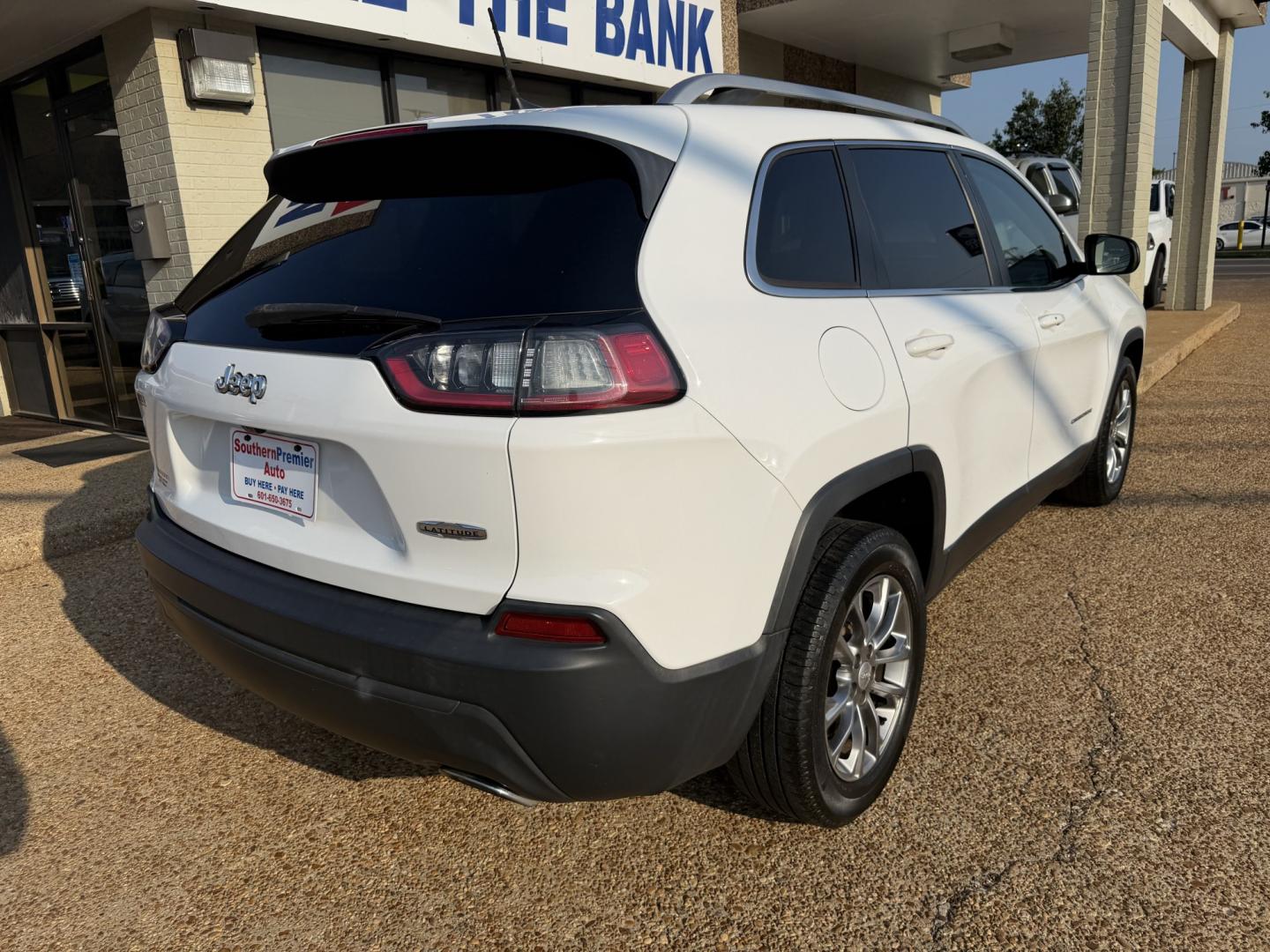 2019 WHITE JEEP CHEROKEE LATITUDE PL (1C4PJLLX3KD) , located at 922 W. Beacon St., Philadelphia, MS, 39350, (601) 650-3675, 32.770447, -89.127151- Photo#5