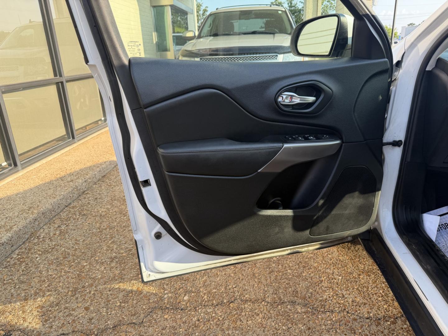 2019 WHITE JEEP CHEROKEE LATITUDE PL (1C4PJLLX3KD) , located at 922 W. Beacon St., Philadelphia, MS, 39350, (601) 650-3675, 32.770447, -89.127151- Photo#7