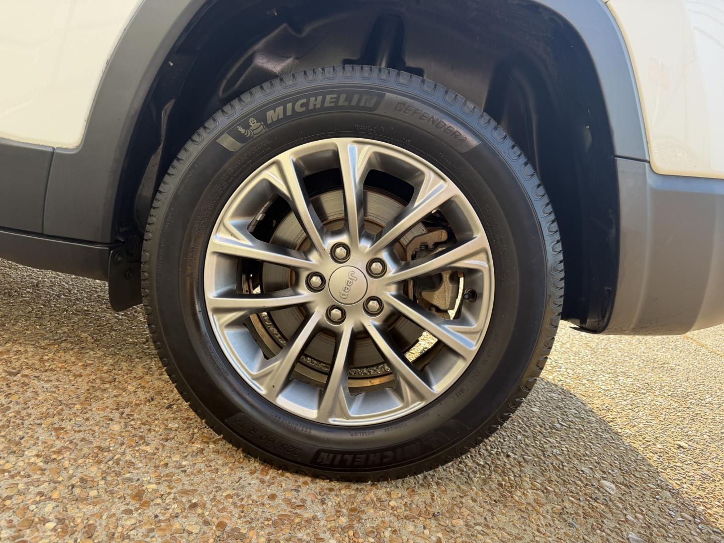 2019 WHITE JEEP CHEROKEE LATITUDE PL (1C4PJLLX3KD) , located at 922 W. Beacon St., Philadelphia, MS, 39350, (601) 650-3675, 32.770447, -89.127151- Photo#9