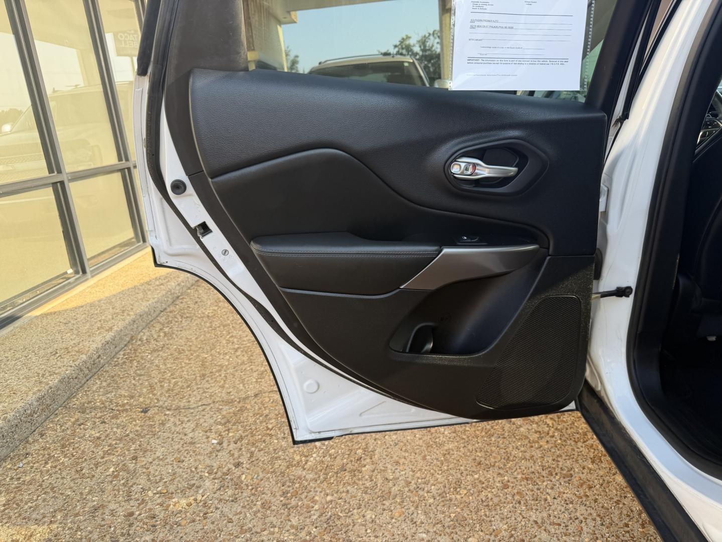 2019 WHITE JEEP CHEROKEE LATITUDE PL (1C4PJLLX3KD) , located at 922 W. Beacon St., Philadelphia, MS, 39350, (601) 650-3675, 32.770447, -89.127151- Photo#10