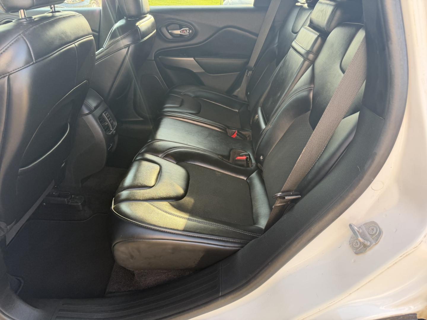 2019 WHITE JEEP CHEROKEE LATITUDE PL (1C4PJLLX3KD) , located at 922 W. Beacon St., Philadelphia, MS, 39350, (601) 650-3675, 32.770447, -89.127151- Photo#11