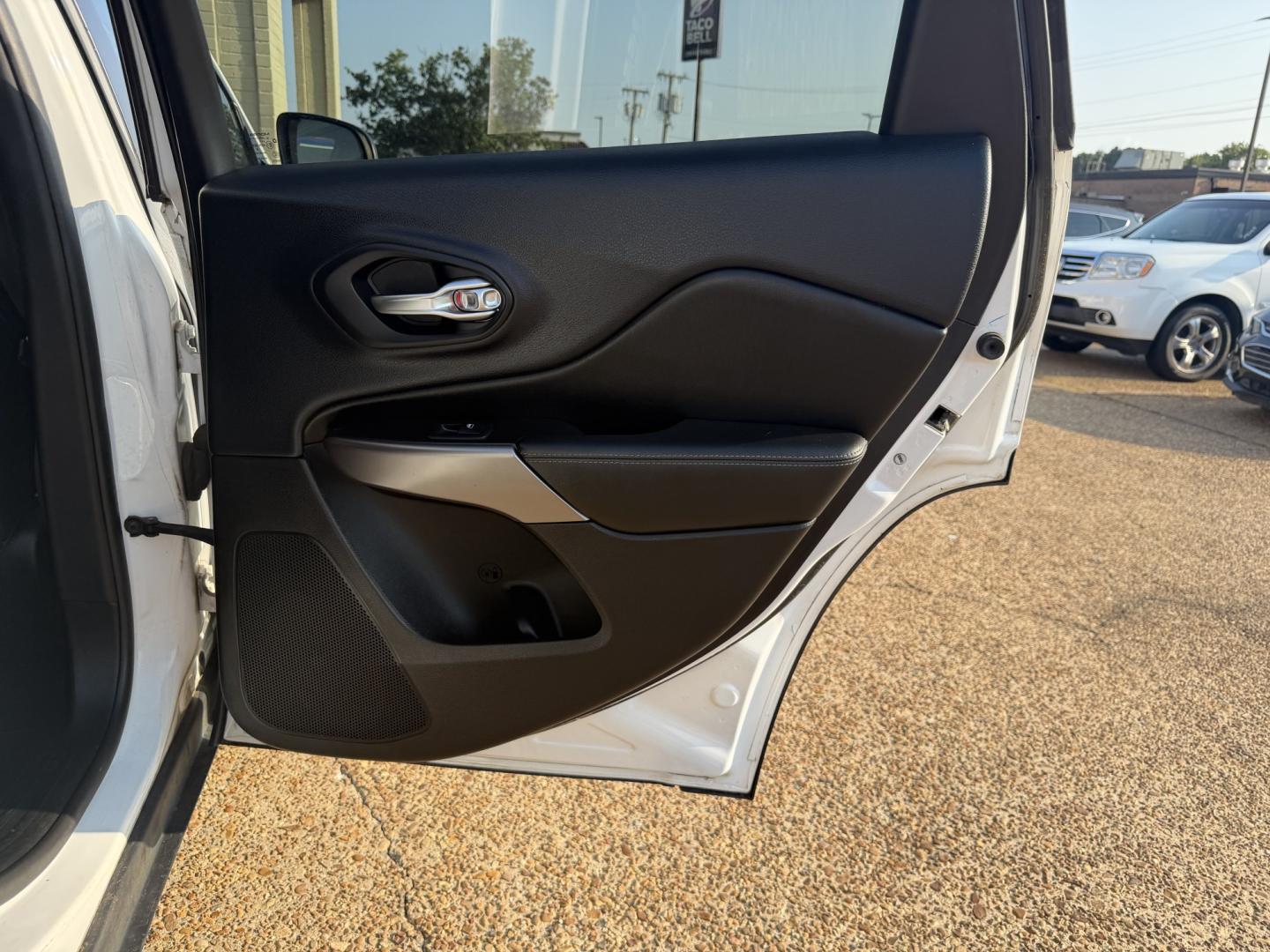 2019 WHITE JEEP CHEROKEE LATITUDE PL (1C4PJLLX3KD) , located at 922 W. Beacon St., Philadelphia, MS, 39350, (601) 650-3675, 32.770447, -89.127151- Photo#12