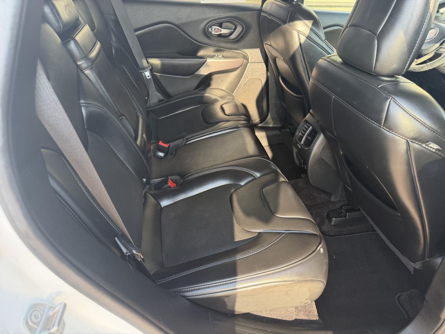 2019 WHITE JEEP CHEROKEE LATITUDE PL (1C4PJLLX3KD) , located at 922 W. Beacon St., Philadelphia, MS, 39350, (601) 650-3675, 32.770447, -89.127151- Photo#13