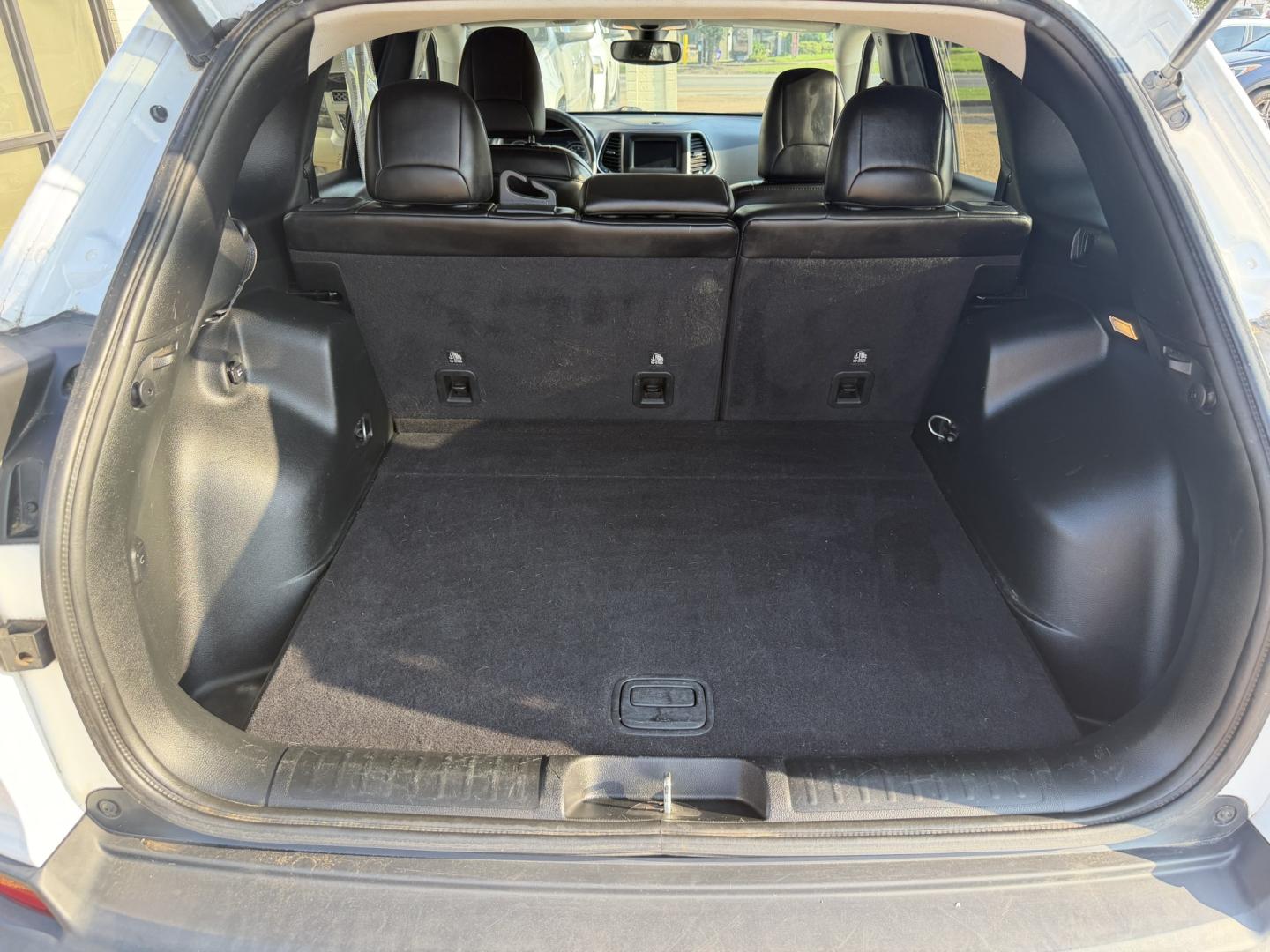 2019 WHITE JEEP CHEROKEE LATITUDE PL (1C4PJLLX3KD) , located at 922 W. Beacon St., Philadelphia, MS, 39350, (601) 650-3675, 32.770447, -89.127151- Photo#14