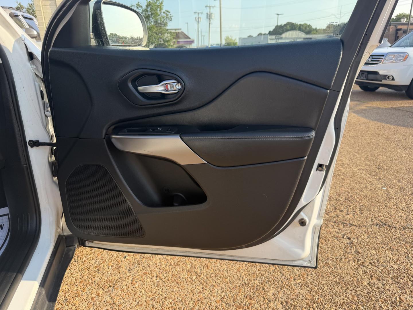 2019 WHITE JEEP CHEROKEE LATITUDE PL (1C4PJLLX3KD) , located at 922 W. Beacon St., Philadelphia, MS, 39350, (601) 650-3675, 32.770447, -89.127151- Photo#16