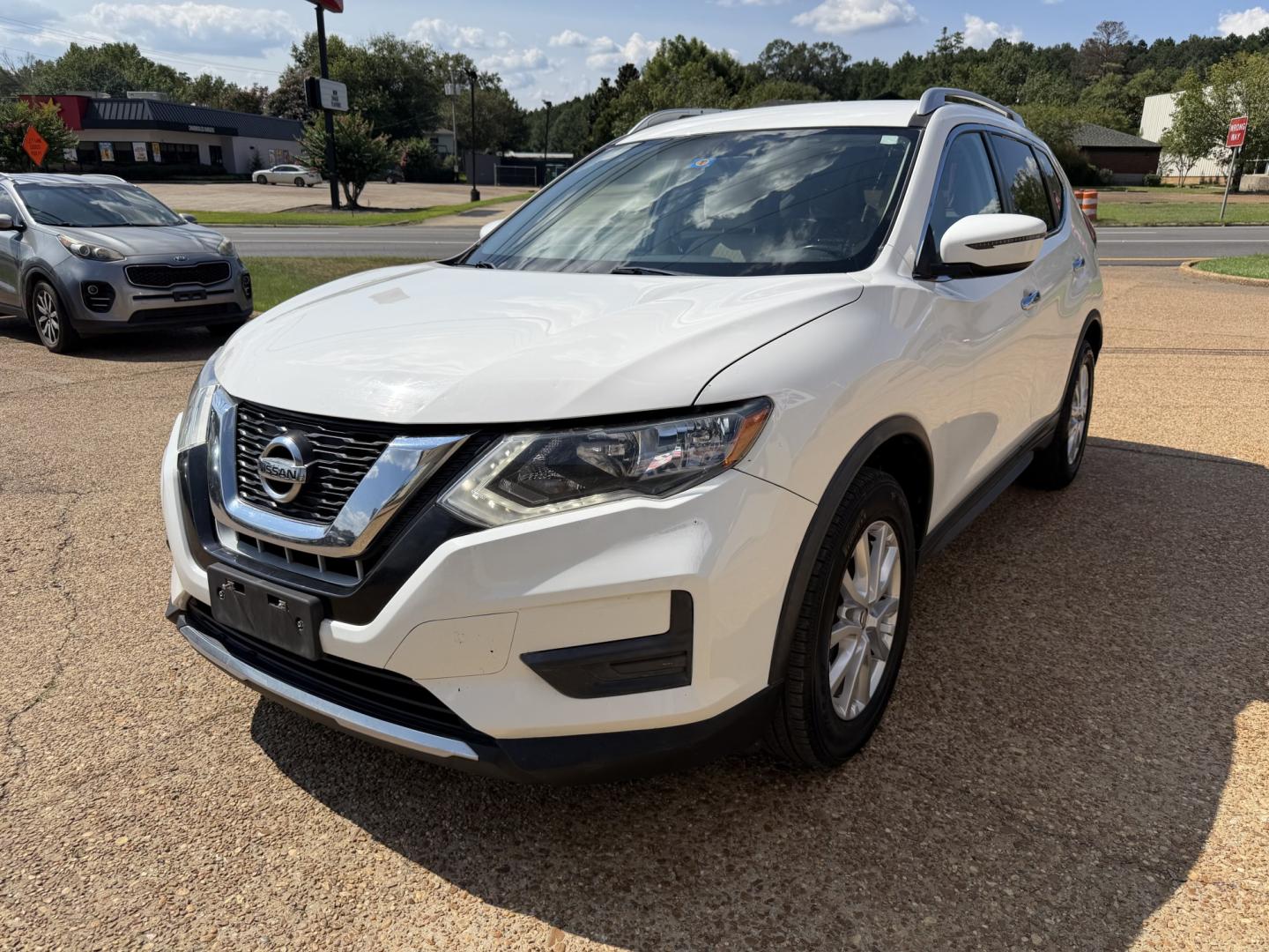 2017 WHITE NISSAN ROGUE SV (JN8AT2MT9HW) , located at 922 W. Beacon St., Philadelphia, MS, 39350, (601) 650-3675, 32.770447, -89.127151- Photo#2