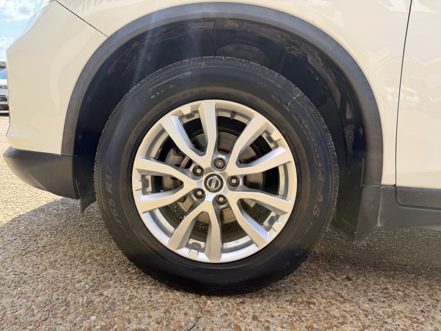 2017 WHITE NISSAN ROGUE SV (JN8AT2MT9HW) , located at 922 W. Beacon St., Philadelphia, MS, 39350, (601) 650-3675, 32.770447, -89.127151- Photo#7