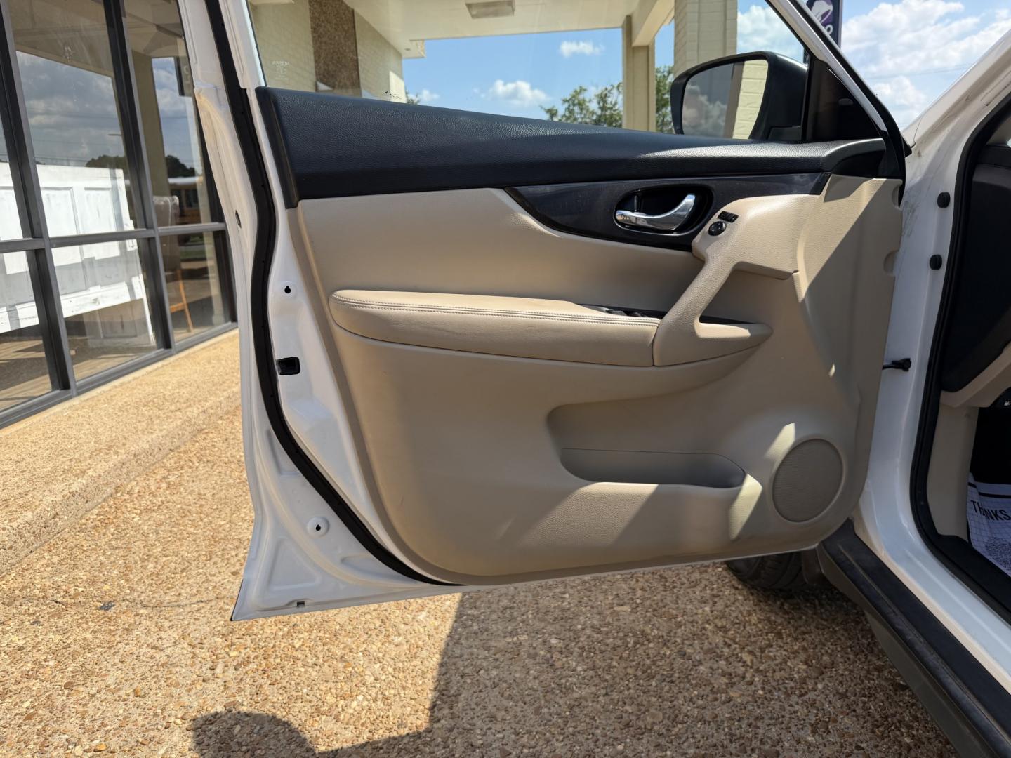 2017 WHITE NISSAN ROGUE SV (JN8AT2MT9HW) , located at 922 W. Beacon St., Philadelphia, MS, 39350, (601) 650-3675, 32.770447, -89.127151- Photo#8