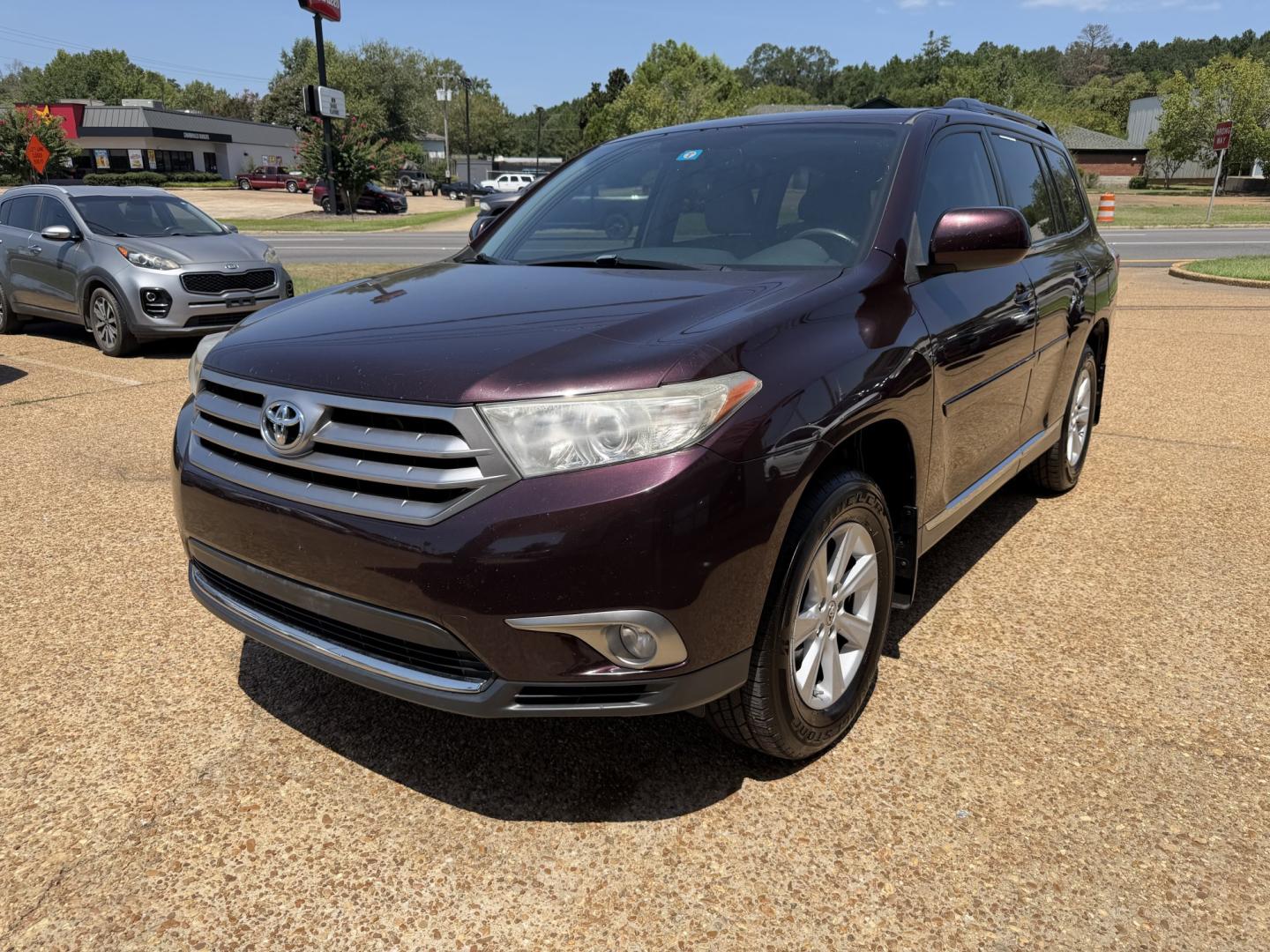 2013 BURGANDY TOYOTA HIGHLANDER SE (5TDZK3EH1DS) , located at 922 W. Beacon St., Philadelphia, MS, 39350, (601) 650-3675, 32.770447, -89.127151- Photo#2