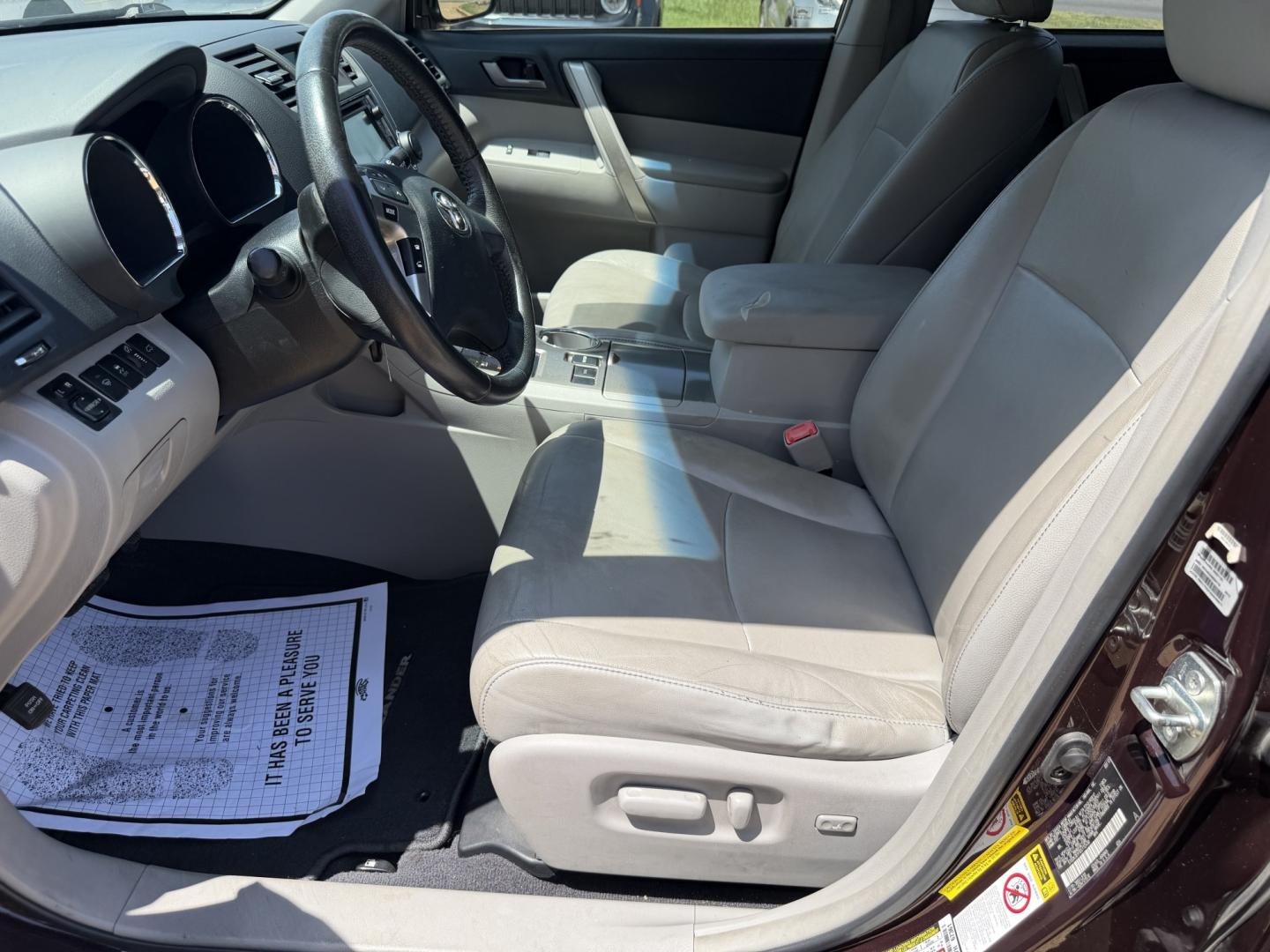2013 BURGANDY TOYOTA HIGHLANDER SE (5TDZK3EH1DS) , located at 922 W. Beacon St., Philadelphia, MS, 39350, (601) 650-3675, 32.770447, -89.127151- Photo#9