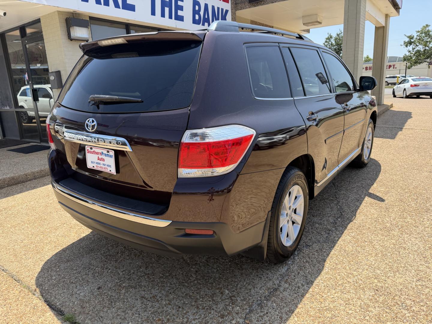 2013 BURGANDY TOYOTA HIGHLANDER SE (5TDZK3EH1DS) , located at 922 W. Beacon St., Philadelphia, MS, 39350, (601) 650-3675, 32.770447, -89.127151- Photo#5