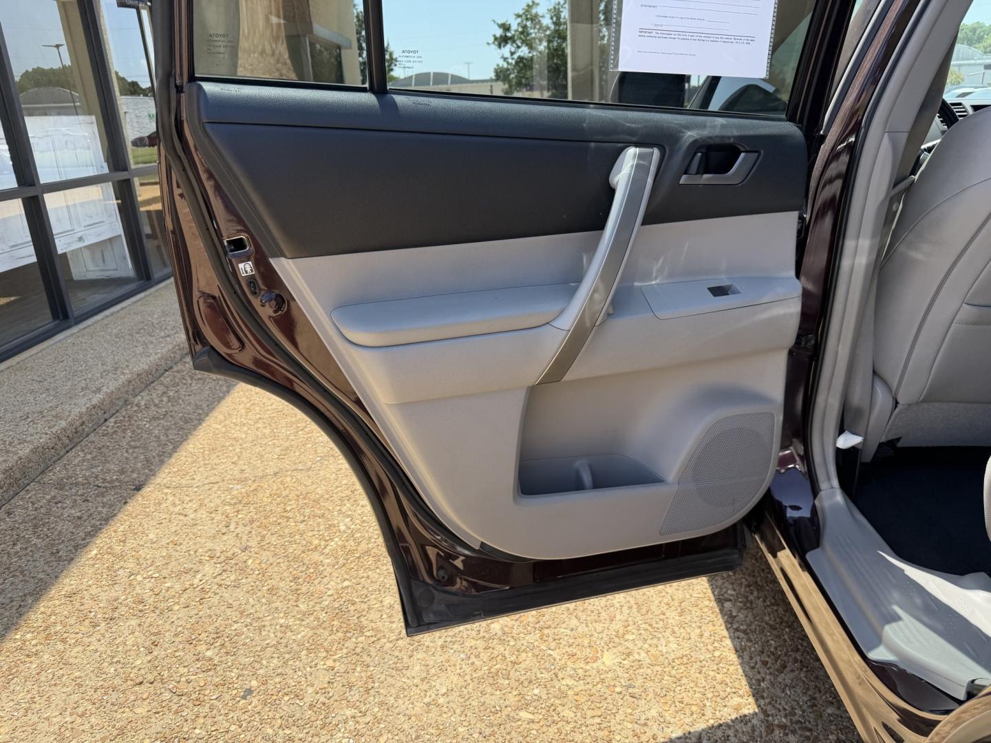 2013 BURGANDY TOYOTA HIGHLANDER SE (5TDZK3EH1DS) , located at 922 W. Beacon St., Philadelphia, MS, 39350, (601) 650-3675, 32.770447, -89.127151- Photo#12