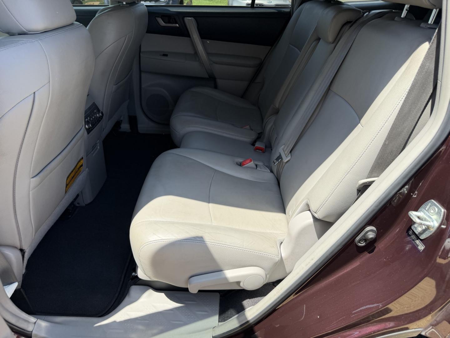 2013 BURGANDY TOYOTA HIGHLANDER SE (5TDZK3EH1DS) , located at 922 W. Beacon St., Philadelphia, MS, 39350, (601) 650-3675, 32.770447, -89.127151- Photo#13