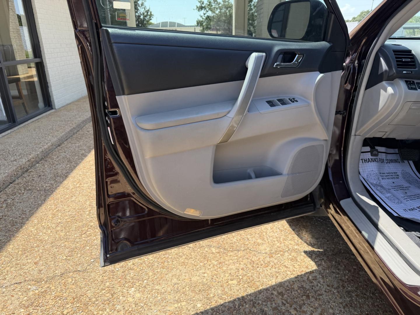 2013 BURGANDY TOYOTA HIGHLANDER SE (5TDZK3EH1DS) , located at 922 W. Beacon St., Philadelphia, MS, 39350, (601) 650-3675, 32.770447, -89.127151- Photo#8