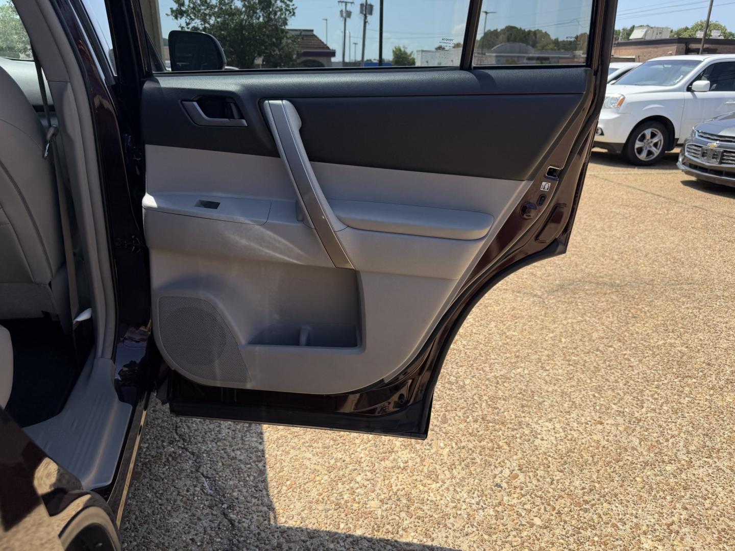 2013 BURGANDY TOYOTA HIGHLANDER SE (5TDZK3EH1DS) , located at 922 W. Beacon St., Philadelphia, MS, 39350, (601) 650-3675, 32.770447, -89.127151- Photo#15