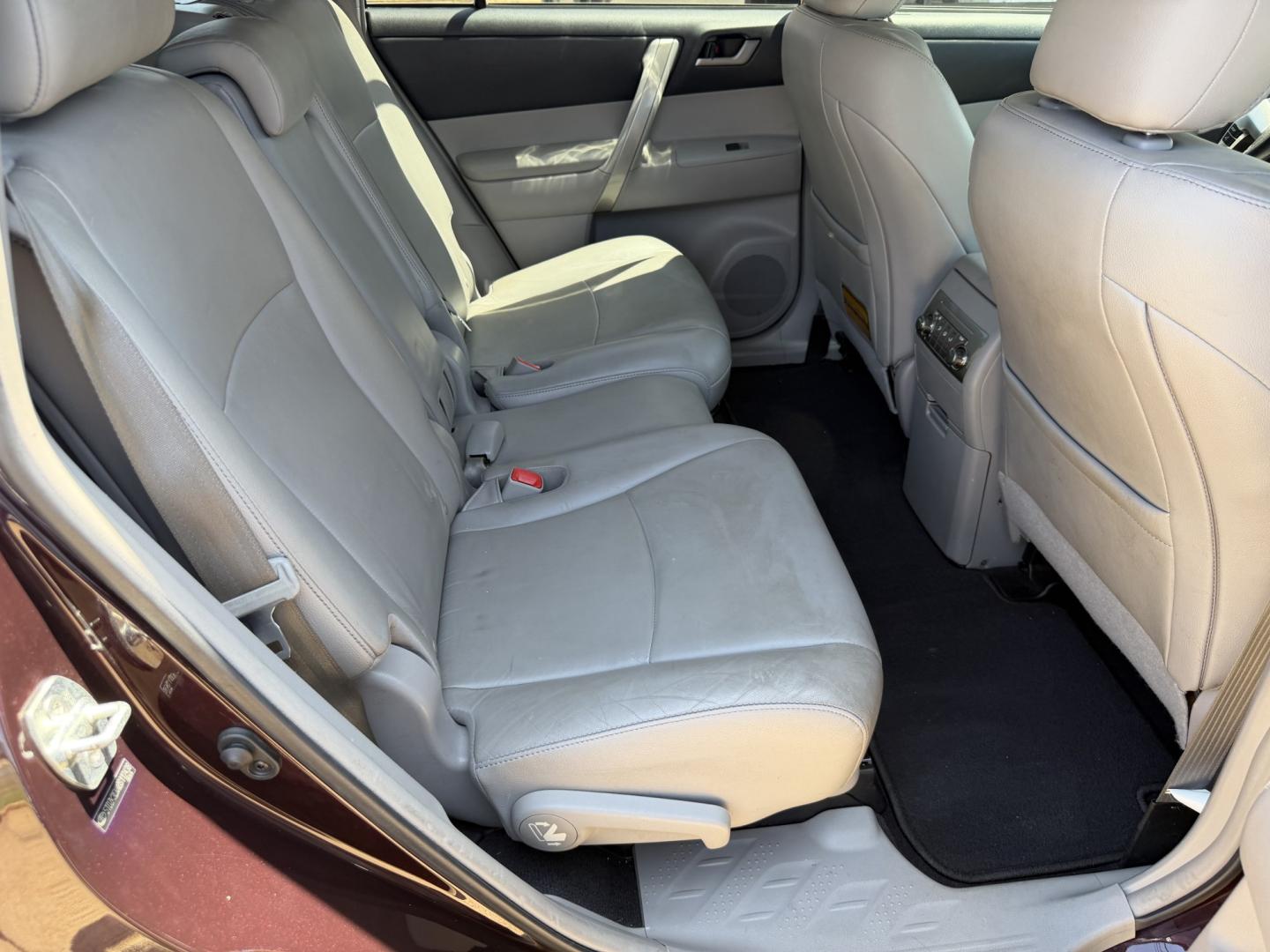 2013 BURGANDY TOYOTA HIGHLANDER SE (5TDZK3EH1DS) , located at 922 W. Beacon St., Philadelphia, MS, 39350, (601) 650-3675, 32.770447, -89.127151- Photo#14