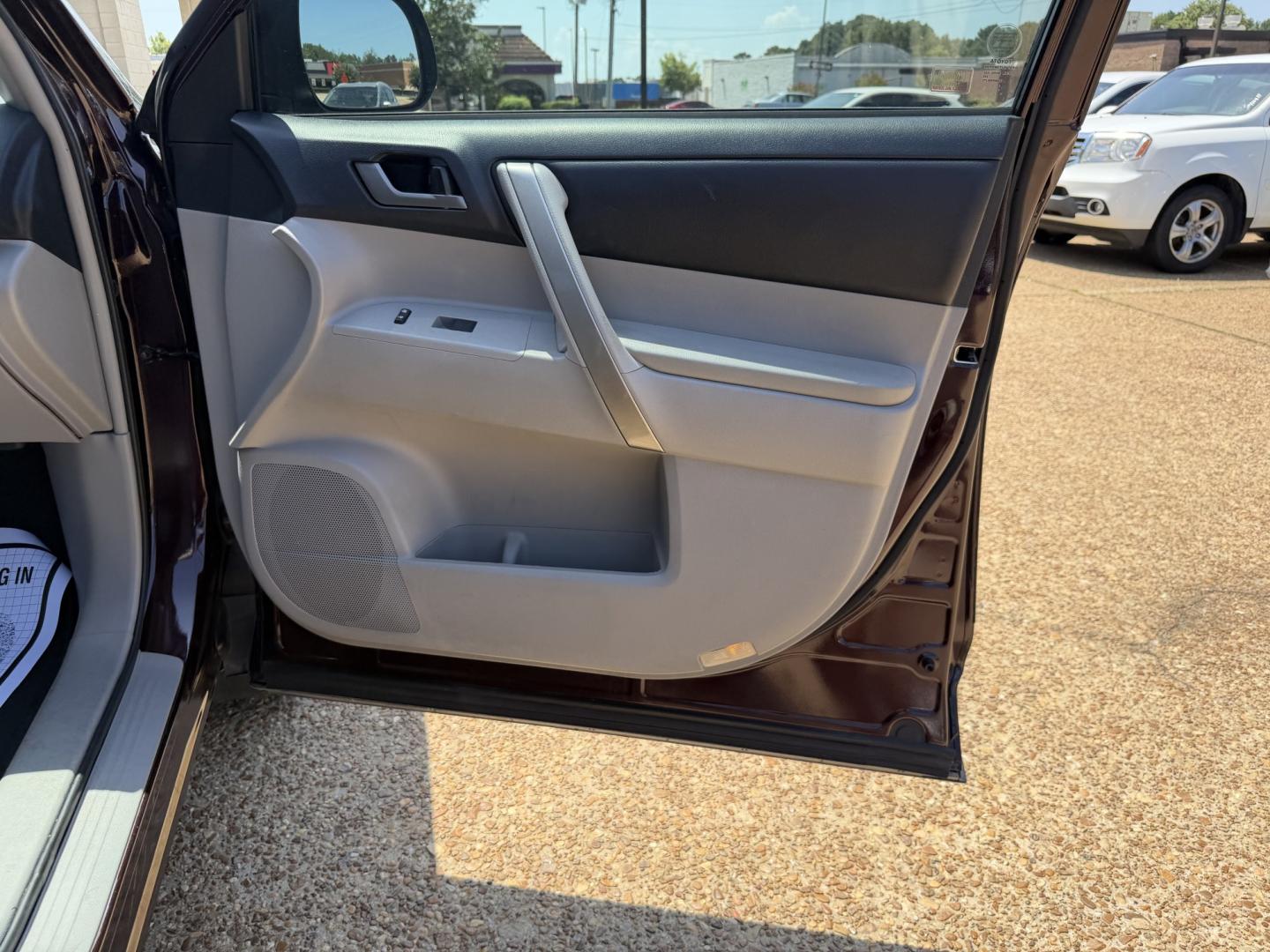 2013 BURGANDY TOYOTA HIGHLANDER SE (5TDZK3EH1DS) , located at 922 W. Beacon St., Philadelphia, MS, 39350, (601) 650-3675, 32.770447, -89.127151- Photo#11