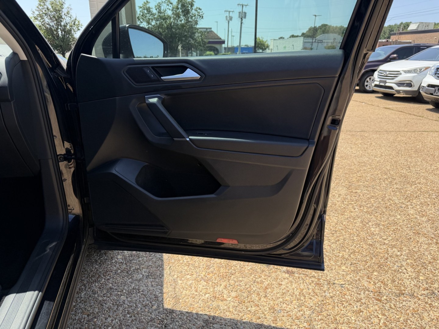 2020 BLACK VOLKSWAGEN TIGUAN SE (3VV3B7AXXLM) , located at 922 W. Beacon St., Philadelphia, MS, 39350, (601) 650-3675, 32.770447, -89.127151- Photo#11