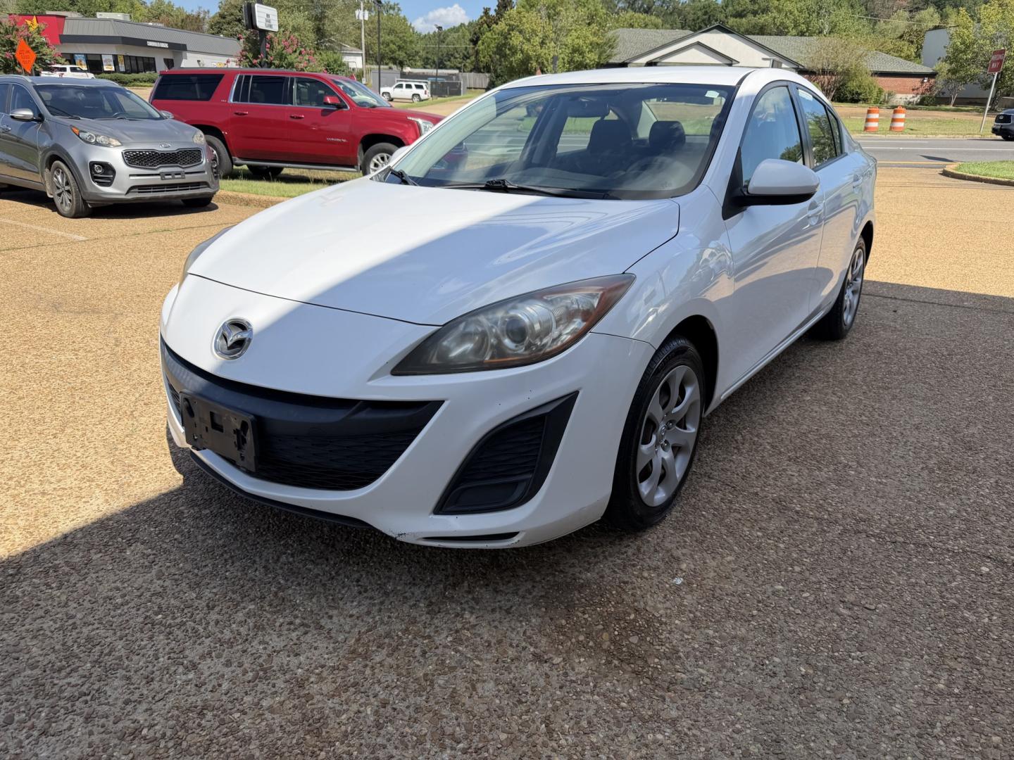 2011 WHITE MAZDA MAZDA3 I SPORT (JM1BL1UF1B1) , located at 922 W. Beacon St., Philadelphia, MS, 39350, (601) 650-3675, 32.770447, -89.127151- Photo#2