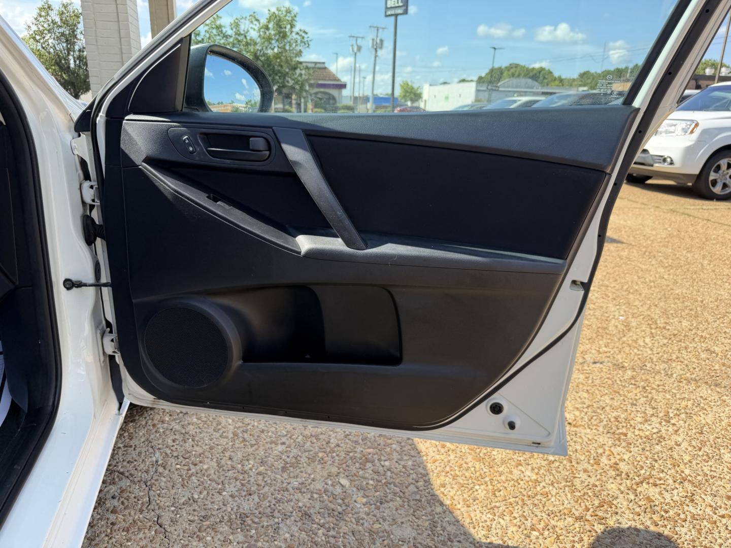 2011 WHITE MAZDA MAZDA3 I SPORT (JM1BL1UF1B1) , located at 922 W. Beacon St., Philadelphia, MS, 39350, (601) 650-3675, 32.770447, -89.127151- Photo#11