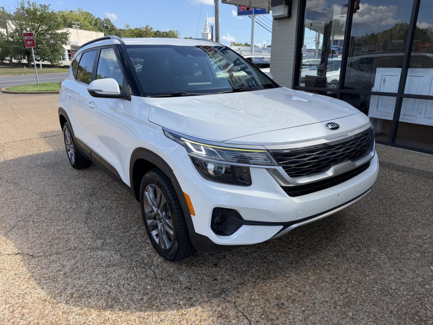 2021 WHITE KIA SELTOS S (KNDEU2AA6M7) , located at 922 W. Beacon St., Philadelphia, MS, 39350, (601) 650-3675, 32.770447, -89.127151- Photo#0