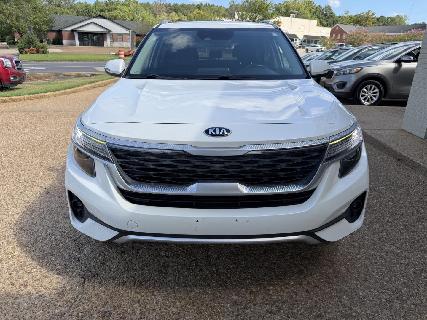 2021 WHITE KIA SELTOS S (KNDEU2AA6M7) , located at 922 W. Beacon St., Philadelphia, MS, 39350, (601) 650-3675, 32.770447, -89.127151- Photo#1