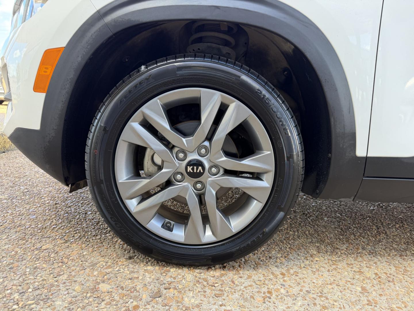 2021 WHITE KIA SELTOS S (KNDEU2AA6M7) , located at 922 W. Beacon St., Philadelphia, MS, 39350, (601) 650-3675, 32.770447, -89.127151- Photo#7
