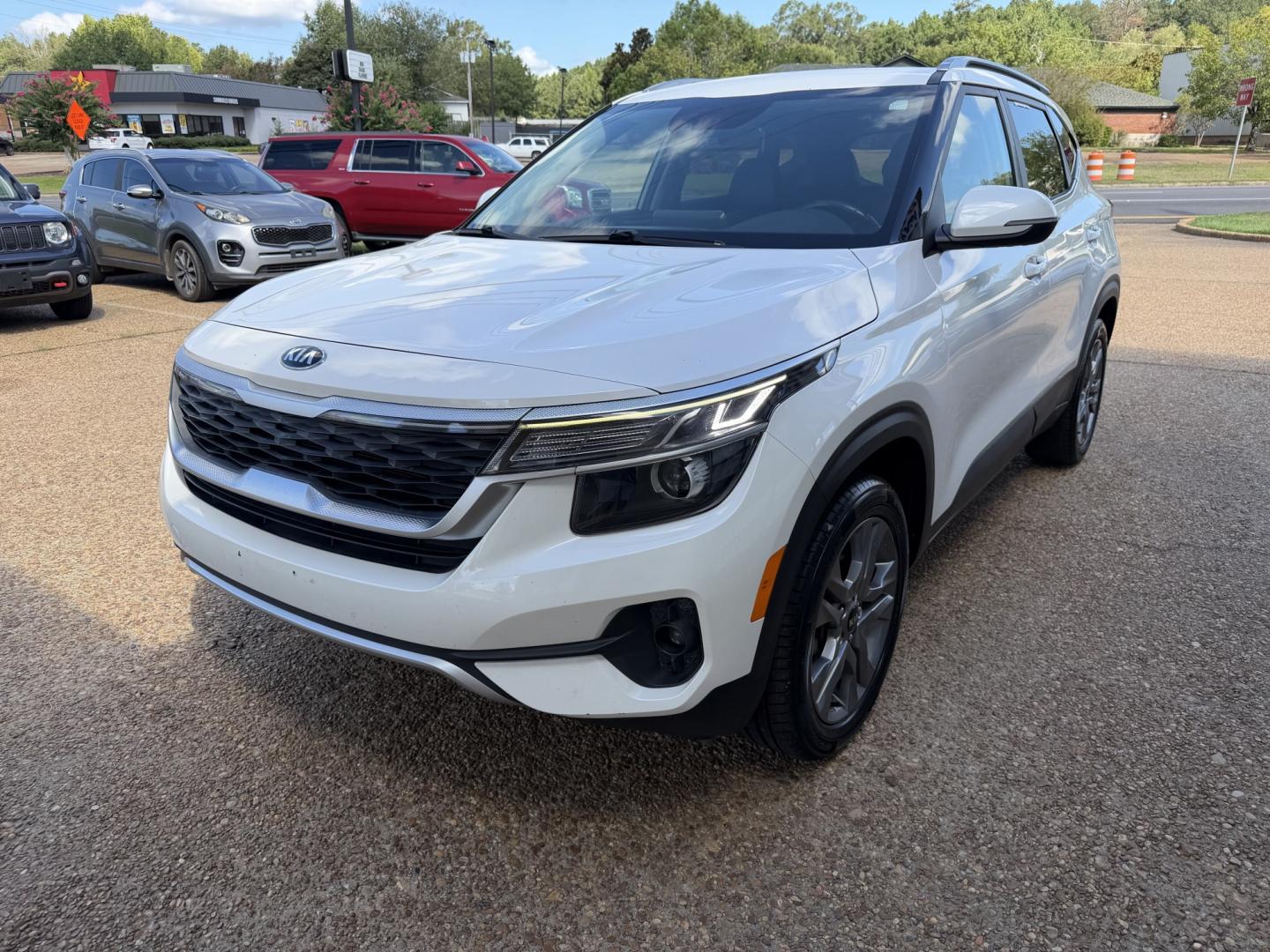 2021 WHITE KIA SELTOS S (KNDEU2AA6M7) , located at 922 W. Beacon St., Philadelphia, MS, 39350, (601) 650-3675, 32.770447, -89.127151- Photo#2