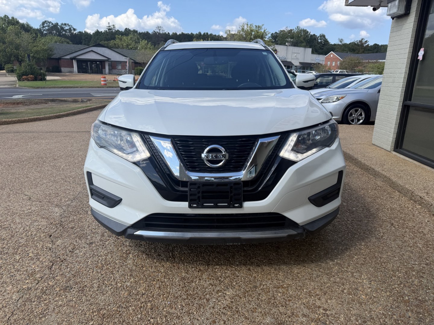 2017 WHITE NISSAN ROGUE SV (KNMAT2MT6HP) , located at 922 W. Beacon St., Philadelphia, MS, 39350, (601) 650-3675, 32.770447, -89.127151- Photo#1