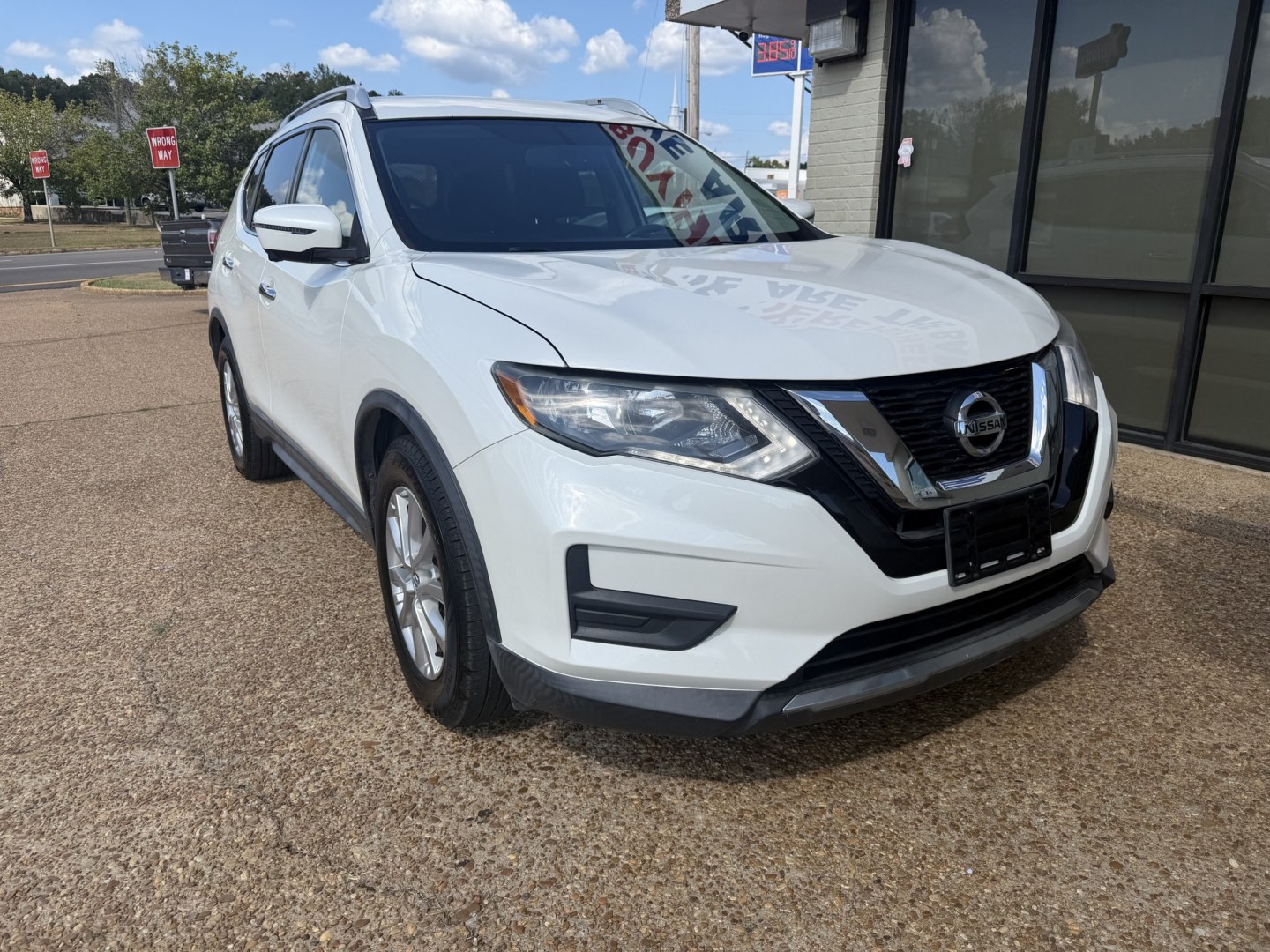 2017 WHITE NISSAN ROGUE SV (KNMAT2MT6HP) , located at 922 W. Beacon St., Philadelphia, MS, 39350, (601) 650-3675, 32.770447, -89.127151- Photo#0