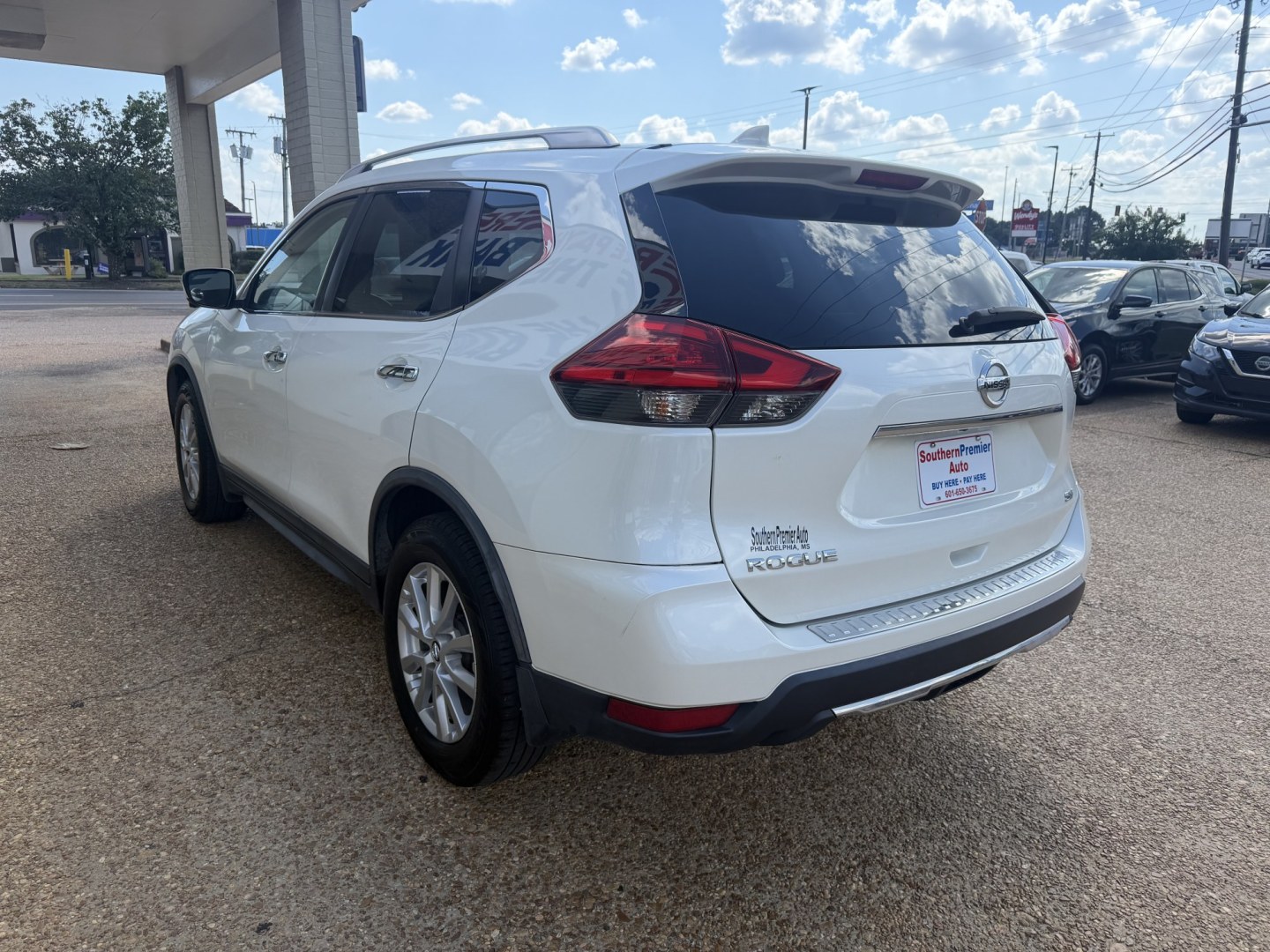 2017 WHITE NISSAN ROGUE SV (KNMAT2MT6HP) , located at 922 W. Beacon St., Philadelphia, MS, 39350, (601) 650-3675, 32.770447, -89.127151- Photo#3