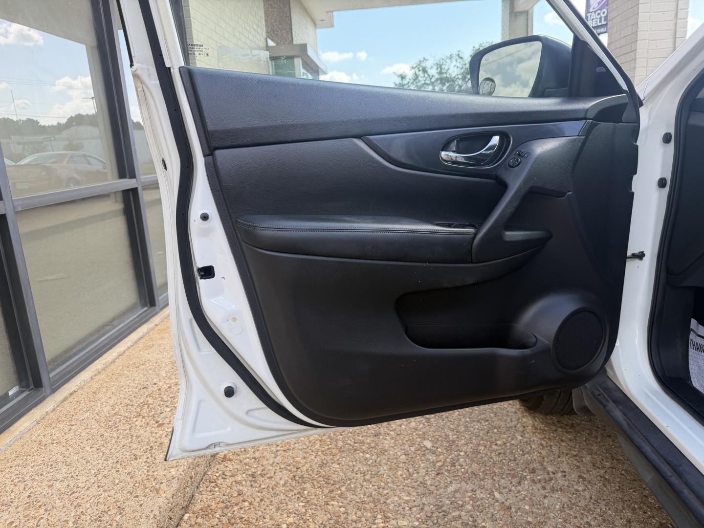 2017 WHITE NISSAN ROGUE SV (KNMAT2MT6HP) , located at 922 W. Beacon St., Philadelphia, MS, 39350, (601) 650-3675, 32.770447, -89.127151- Photo#8