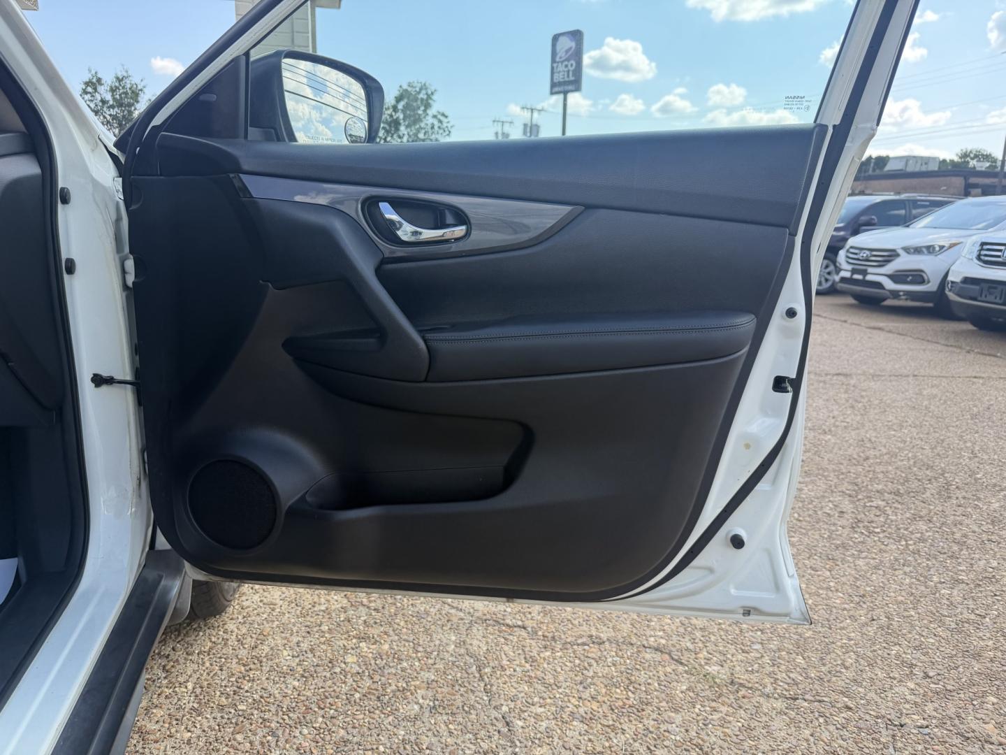 2017 WHITE NISSAN ROGUE SV (KNMAT2MT6HP) , located at 922 W. Beacon St., Philadelphia, MS, 39350, (601) 650-3675, 32.770447, -89.127151- Photo#11