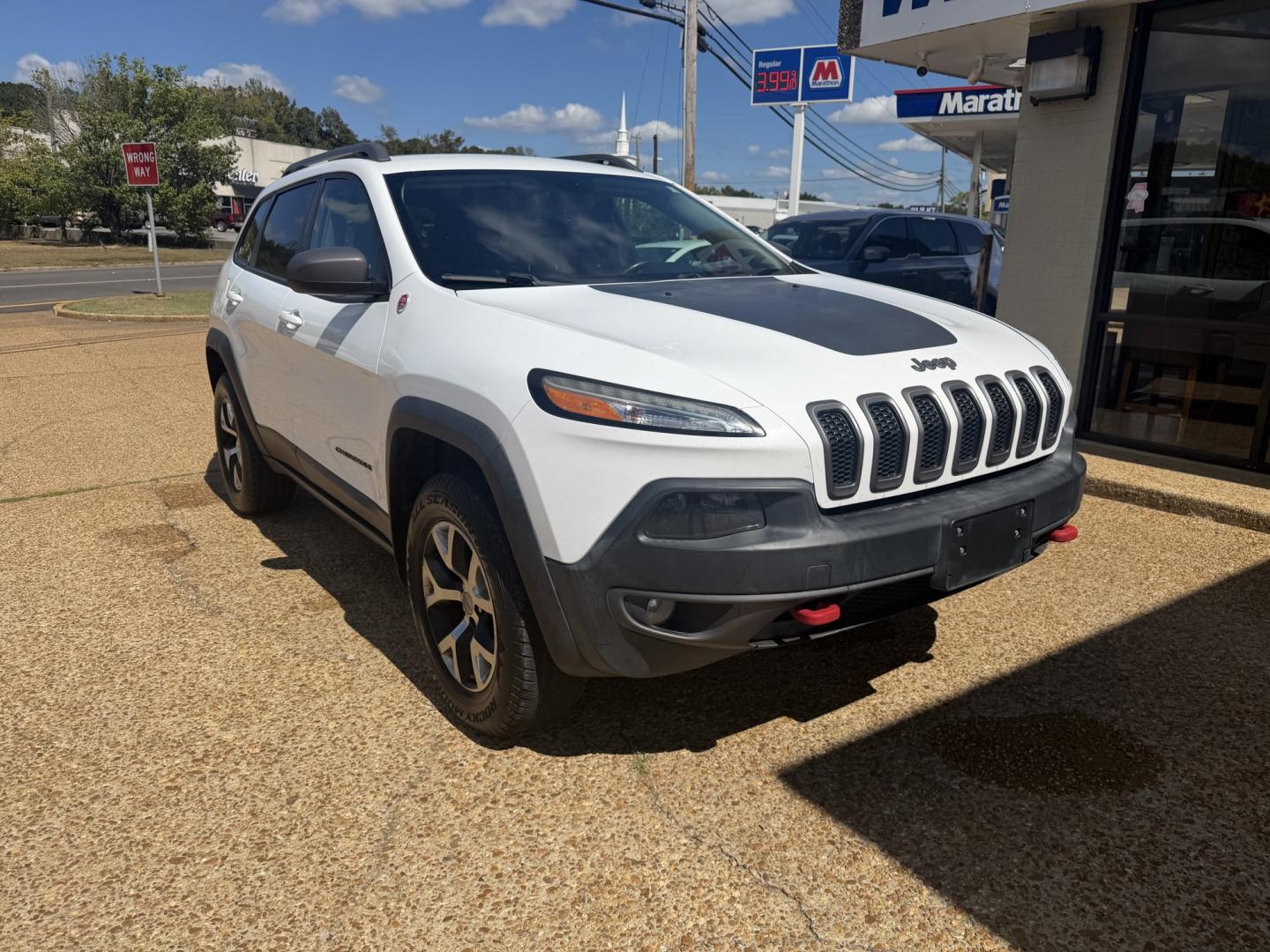 2015 WHITE JEEP CHEROKEE TRAILHAWK (1C4PJMBB4FW) , located at 922 W. Beacon St., Philadelphia, MS, 39350, (601) 650-3675, 32.770447, -89.127151- Photo#0