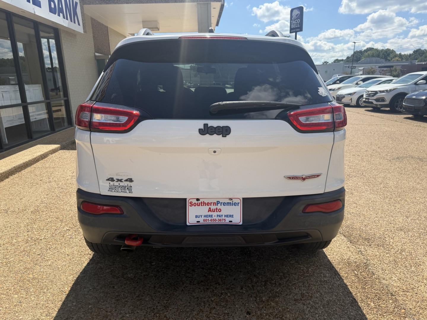 2015 WHITE JEEP CHEROKEE TRAILHAWK (1C4PJMBB4FW) , located at 922 W. Beacon St., Philadelphia, MS, 39350, (601) 650-3675, 32.770447, -89.127151- Photo#4