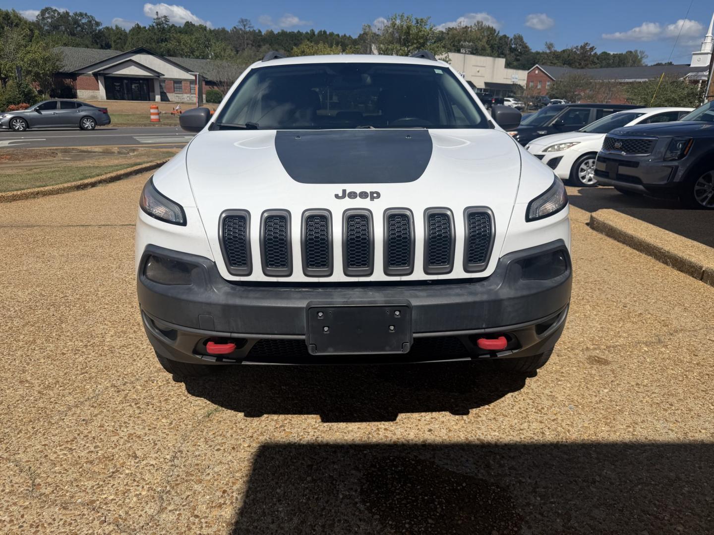 2015 WHITE JEEP CHEROKEE TRAILHAWK (1C4PJMBB4FW) , located at 922 W. Beacon St., Philadelphia, MS, 39350, (601) 650-3675, 32.770447, -89.127151- Photo#1