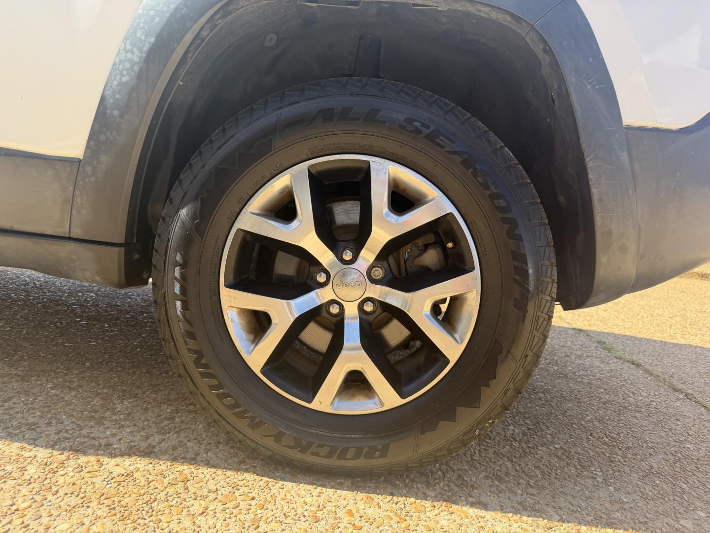2015 WHITE JEEP CHEROKEE TRAILHAWK (1C4PJMBB4FW) , located at 922 W. Beacon St., Philadelphia, MS, 39350, (601) 650-3675, 32.770447, -89.127151- Photo#7