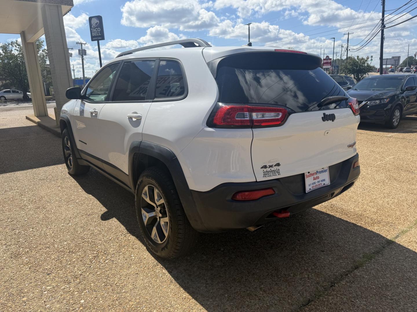 2015 WHITE JEEP CHEROKEE TRAILHAWK (1C4PJMBB4FW) , located at 922 W. Beacon St., Philadelphia, MS, 39350, (601) 650-3675, 32.770447, -89.127151- Photo#3
