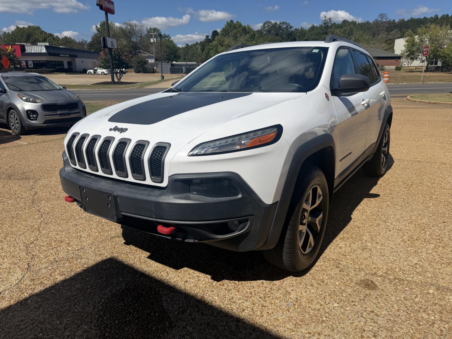 2015 WHITE JEEP CHEROKEE TRAILHAWK (1C4PJMBB4FW) , located at 922 W. Beacon St., Philadelphia, MS, 39350, (601) 650-3675, 32.770447, -89.127151- Photo#2