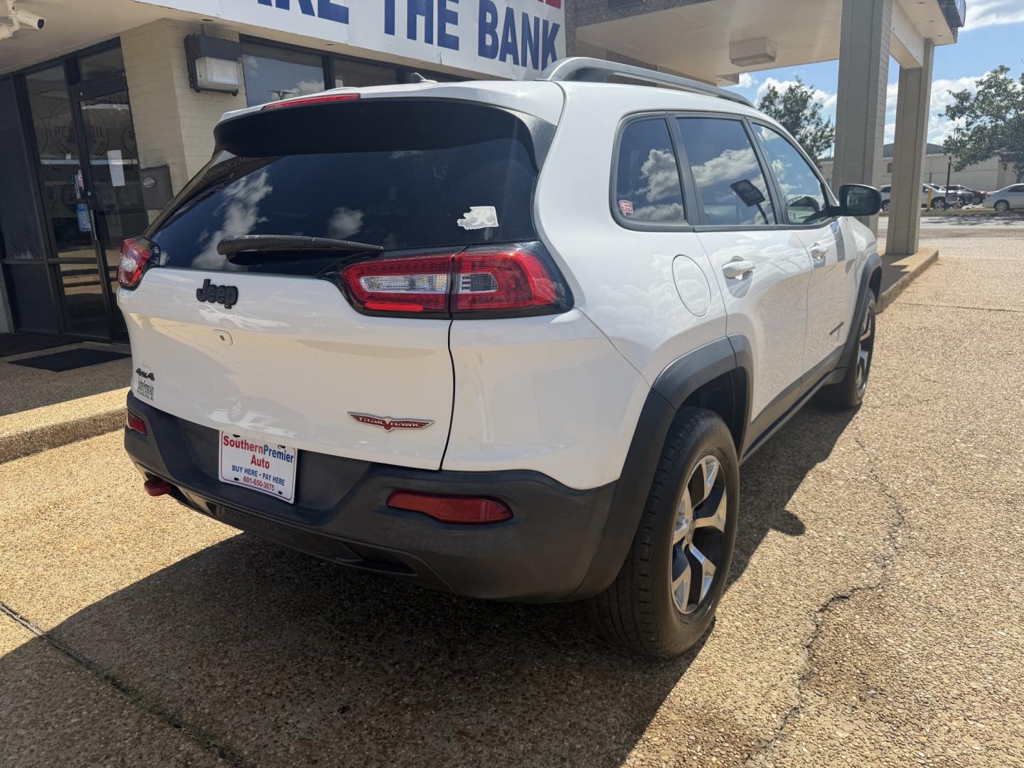 2015 WHITE JEEP CHEROKEE TRAILHAWK (1C4PJMBB4FW) , located at 922 W. Beacon St., Philadelphia, MS, 39350, (601) 650-3675, 32.770447, -89.127151- Photo#5