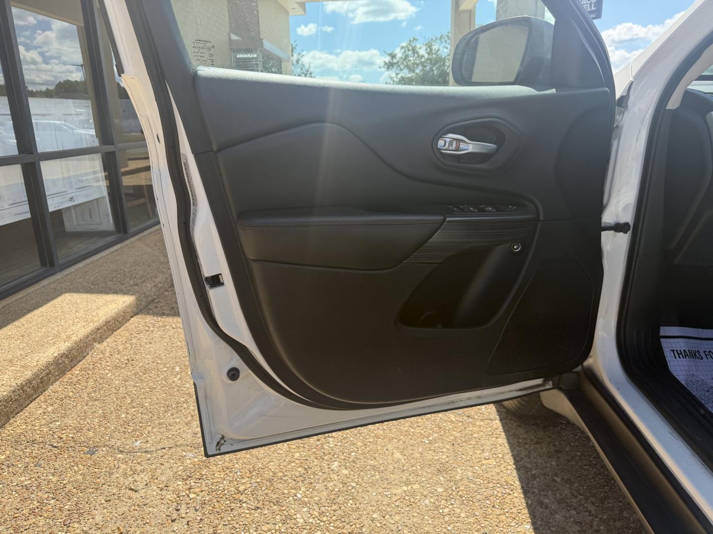2015 WHITE JEEP CHEROKEE TRAILHAWK (1C4PJMBB4FW) , located at 922 W. Beacon St., Philadelphia, MS, 39350, (601) 650-3675, 32.770447, -89.127151- Photo#8