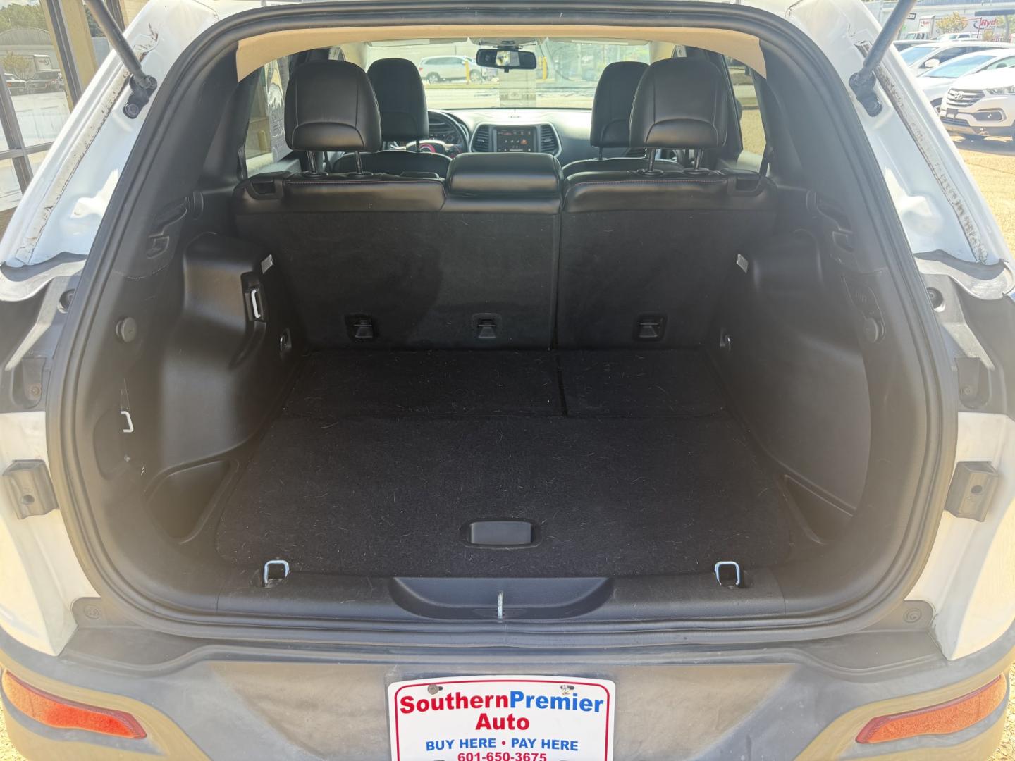 2015 WHITE JEEP CHEROKEE TRAILHAWK (1C4PJMBB4FW) , located at 922 W. Beacon St., Philadelphia, MS, 39350, (601) 650-3675, 32.770447, -89.127151- Photo#19