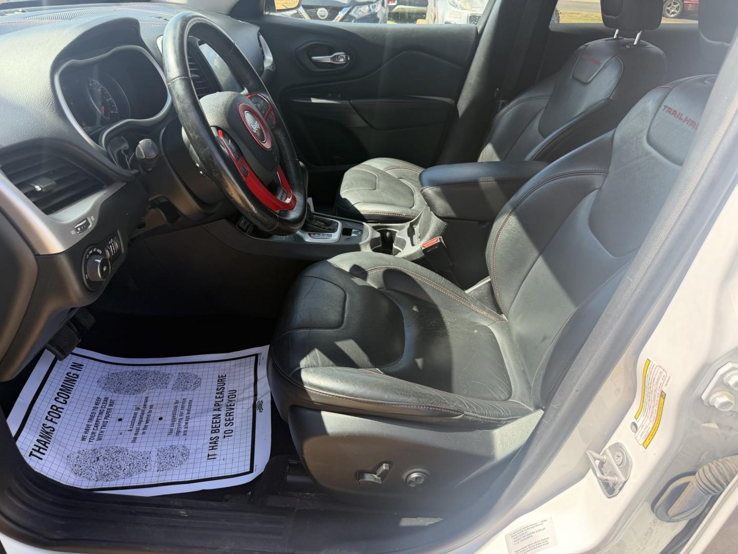 2015 WHITE JEEP CHEROKEE TRAILHAWK (1C4PJMBB4FW) , located at 922 W. Beacon St., Philadelphia, MS, 39350, (601) 650-3675, 32.770447, -89.127151- Photo#9